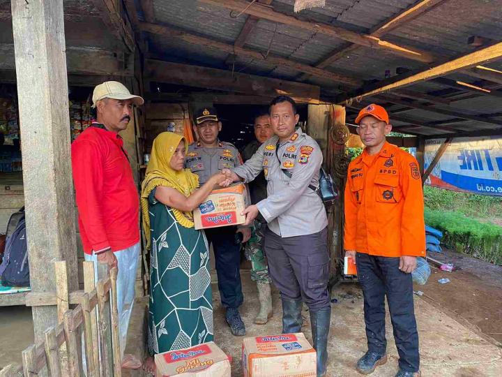 Kapolres dan Wakapolres Lampung Barat Bantu Masyarakat di Lokasi Longsor