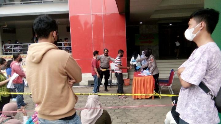 Warga Bandar Lampung Antusias, Kala Mengikuti Vaksinasi Dosis Kedua yang Digelar Polda Lampung
