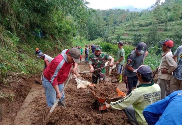 Akses Jalan Desa Tertutup Total Akibat Tebing Setinggi 50 Meter Longsor