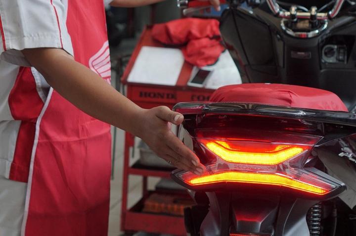 Mengapa Lampu Rem Berwarna Merah? Ini Alasannya   