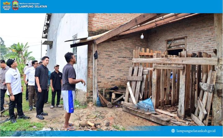Bupati Lampung Selatan, Radityo Egi Pratama Turun Langsung Meninjau Lokasi Terdampak Puting Beliung 