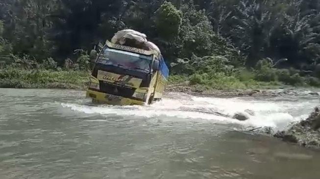 Viral  ! Potret Negeri Mobil Nekat Terobos Sungai Cigadug Cianjur Demi Antar Hasil Bumi
