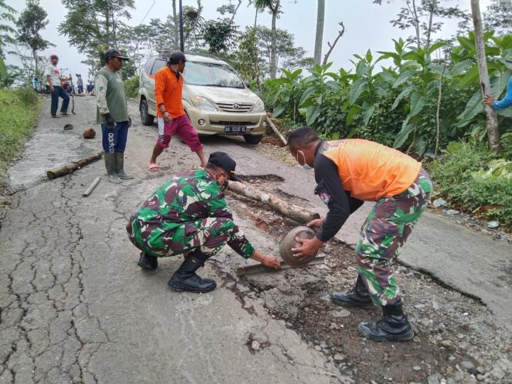 Koramil Watumalang Tuntaskan Penambalan Jalan Berlubang