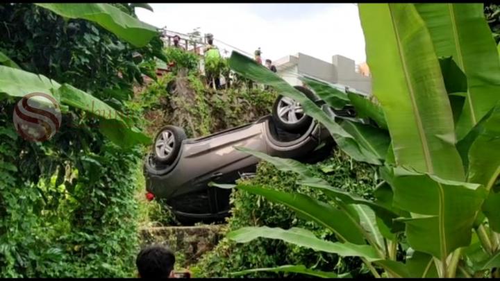 Kurang Fokus! Sebuah Mobil HRV Terbalik di Tepi TanjakanÂ 