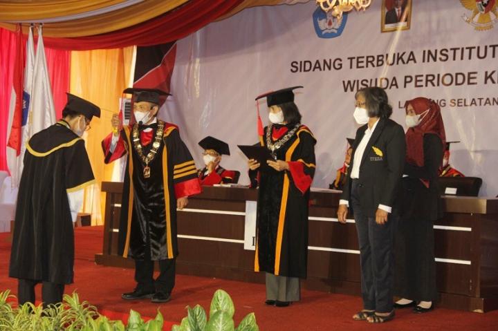 ITERA Gelar Wisuda 421 Lulusan, Rektor Minta Alumni Kembangkan Ilmu Pengetahuan dan Teknologi