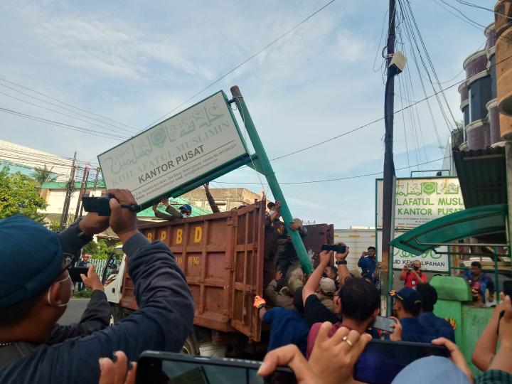Breaking News: Plang Kantor Pusat Khilafatul Muslimin Dibongkar