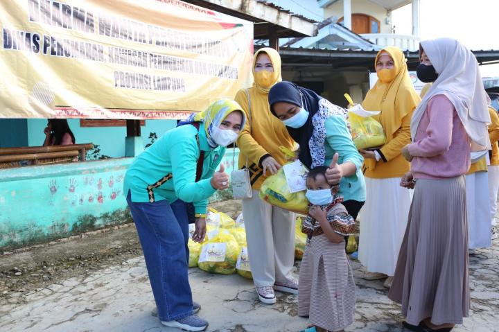 Program Siger Terus Bergerak,  Ibu Riana Sari Arinal Salurkan Sembako kepada Masyarakat di 3 Lokasi di Bandarlampung