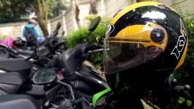 Jangan Biasakan Simpan Helm di Spion Motor, Ini Akibatnya 