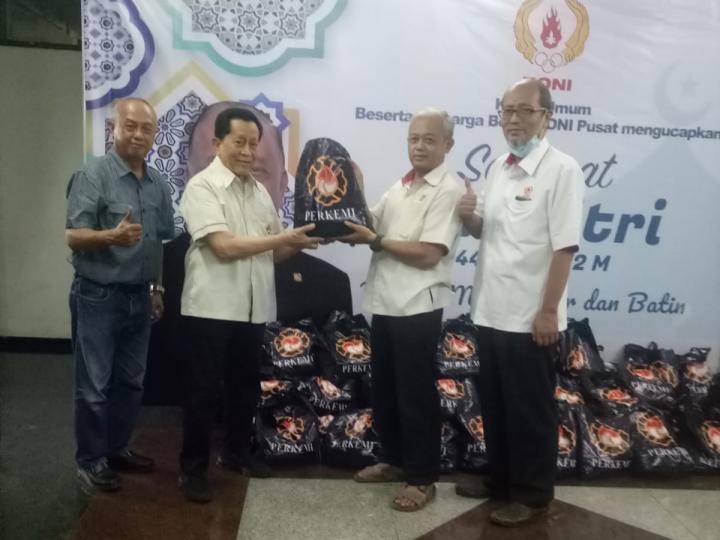 Perkemi Bagikan Sembako Ramadhan ke Staf KONI dan KOI, Ini Pesan Sensei Indra Kartasasmita