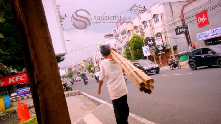 Semangat Penjual Bambu Keliling di Bandarlampung: Kalau Gak Mau Berusaha, Kita Gak Makan