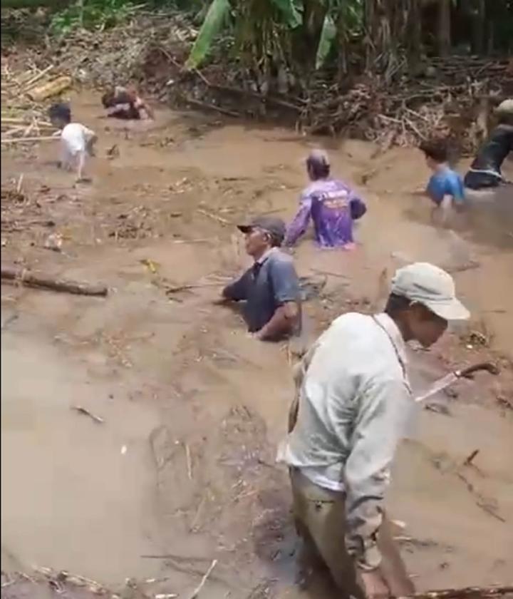 Warga Gotong Royong Bersihkan Sampah di Sungai Gerabak Kecamatan Katibung   