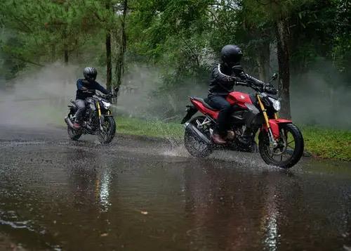 Tips Berkendara Saat Melewati Genangan Air