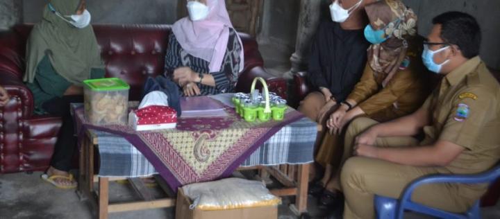 Peduli Terhadap Warganya, Bunda Winarni Besuk Penderita Kanker Payudara dan Anak Penderita Lumpuh Sejak Lahir di Palas