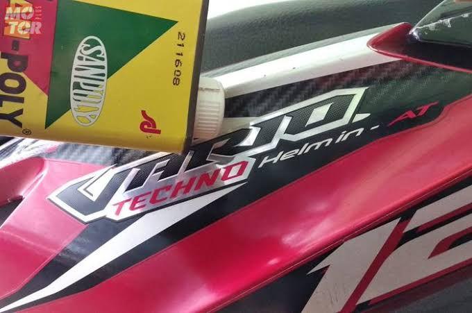 Cara Menghilangkan Bekas Stiker di Motor Pakai Alat Sederhana
