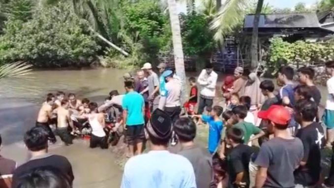 Pergi Ziarah, Tujuh Sepeda Motor Tercebur Sungai Usai Jembatan Gantung di Biha Pesisir Barat Putus
