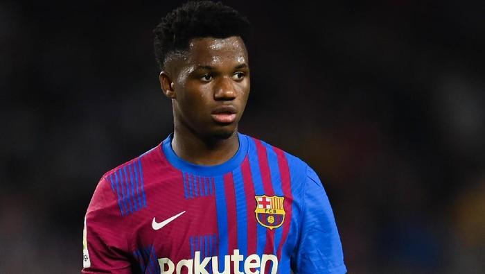 FC Barcelona Resmi Perpanjang Ansu Fati hingga 2027, Klausul Rilis Mencapai Rp 16 Triliun.