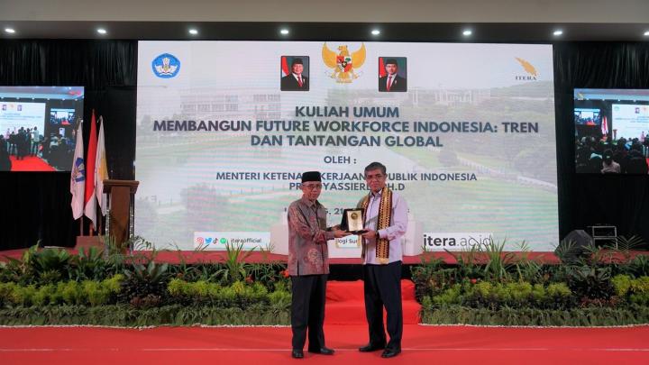 Menteri Ketenagakerjaan (Menaker) Prof. Yassierli mendorong mahasiswa Institut Teknologi Sumatera (Itera) Menjadi Digital Talent 