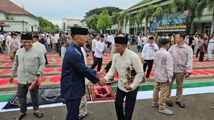 Ribuan Warga Padati Kodam Raden Inten, Pangdam Sambut Hangat Salat Id hingga Halal Bihalal   