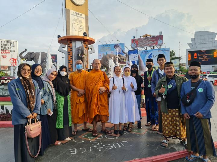 Merajut Kebhinekaan, Umat Beragama di Bandar Lampung Berbagi Takjil di Bulan Suci Ramadhan