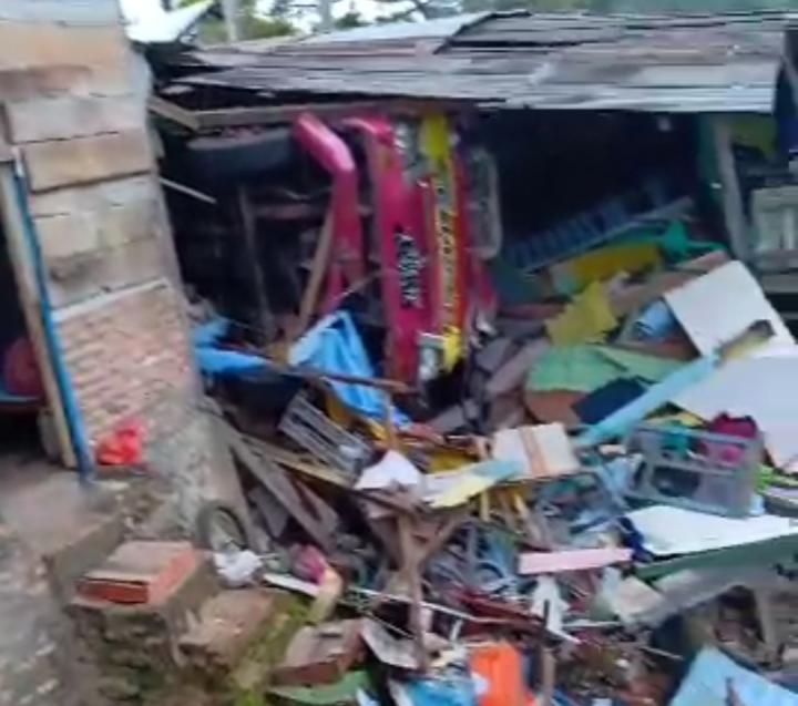 Rem Blong Truck Seruduk Warung Nasi di Batuketulis Lambar