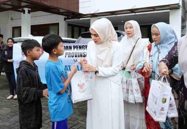 Dipimpin Purnama Wulan Sari Mirza, Dekranasda Provinsi Lampung Berbagi 1.500 Takjil di Bulan Ramadan