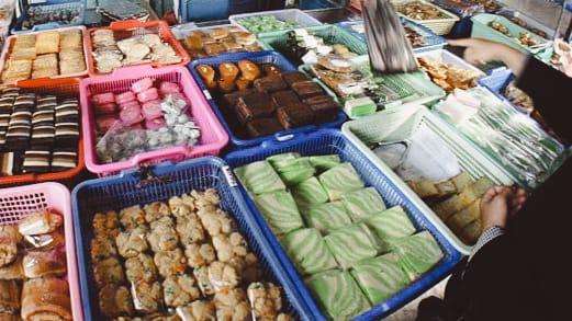 Jerit Pedagang Kue di Bandar Lampung: Sehari Dagang, Sehari Lagi Cari Minyak Goreng