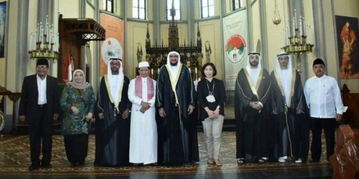 Sheikh Al Mahfoudh bin Bayyah Kagumi Gereja Katedral Jakarta