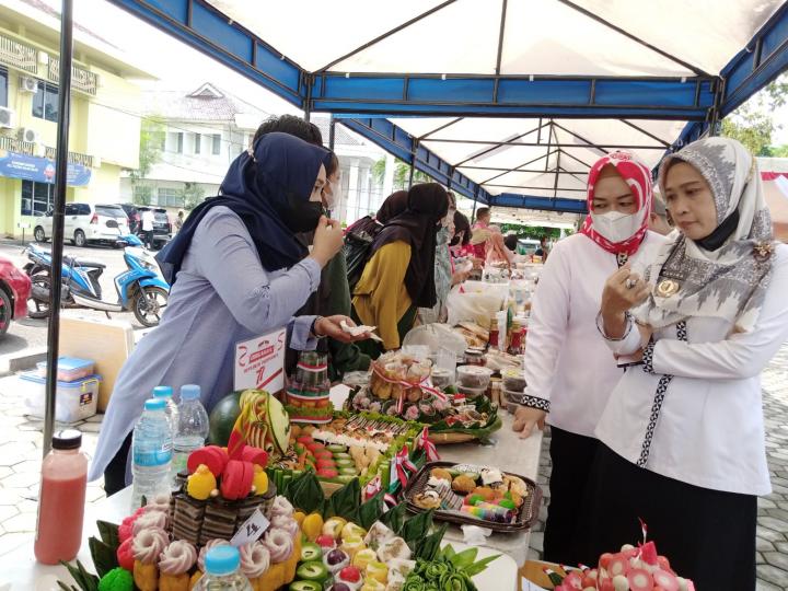 Dalam Rangka Hari Kemerdekaan, Bazar Rebo Dinas Perindag Gelar Lomba Karoke, Kreasi Tumpeng dan Fashion Show 