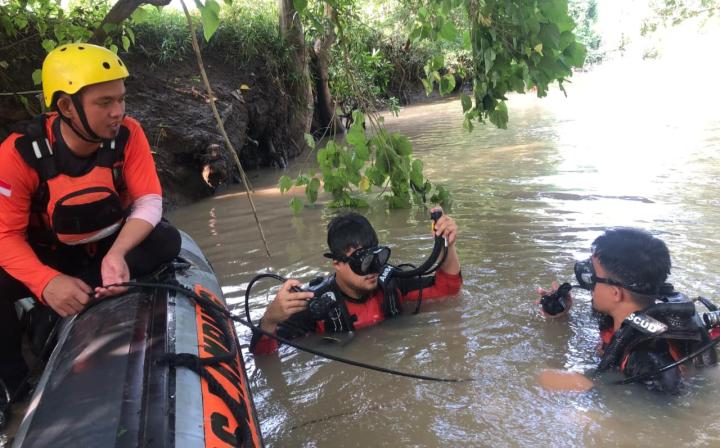 Hari Kedua Pencarian Anak Terseret Arus di Lampung Selatan Terkendala Sampah dan Kayu