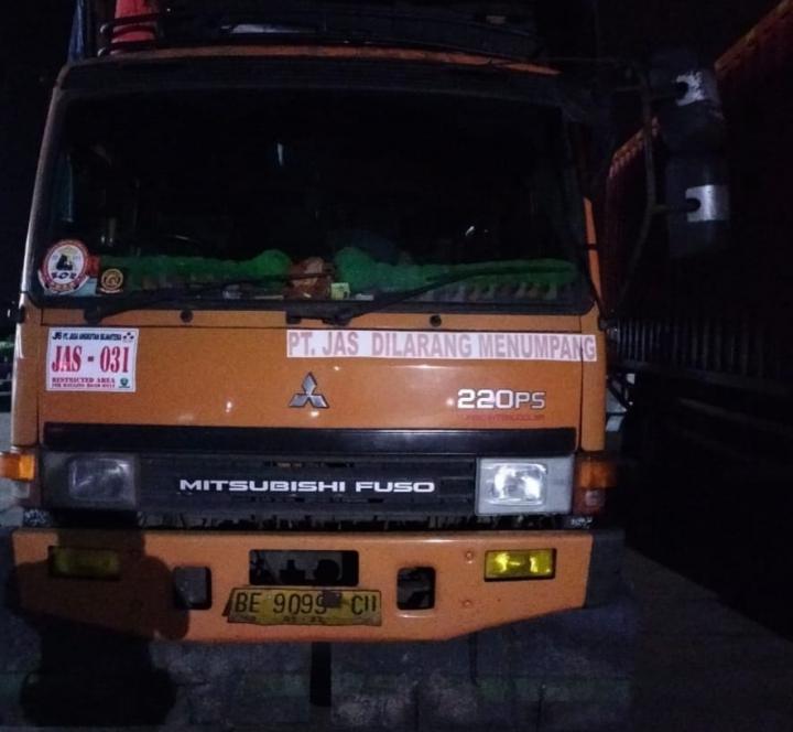 WARNING!!! Truck Tronton Pengangkut Batu Bara di Lampura, Ancam Pengguna Jalan