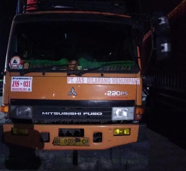 WARNING!!! Truck Tronton Pengangkut Batu Bara di Lampura, Ancam Pengguna Jalan