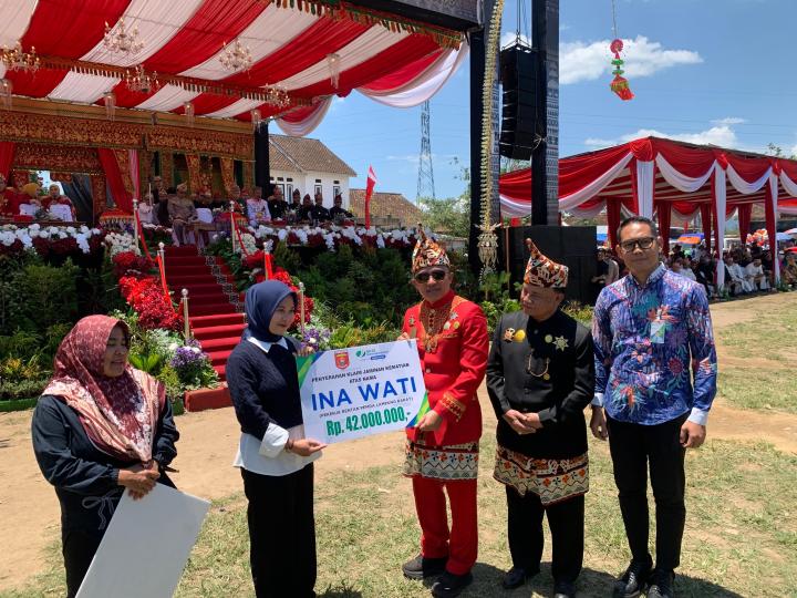 Bupati Parosil Serahkan Santunan JKM BPJS Ketenagakerjaan pada Moment HUT ke-34 Lambar