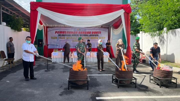 Kejari Bandar Lampung Musnahkan Barang Bukti 162 Perkara, Termasuk Narkotika dan Sajam