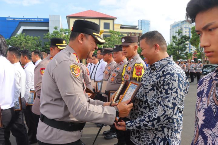 36 Polisi dan 2 Masyarakat Terima Penghargaan dari Kapolresta Bandar Lampung