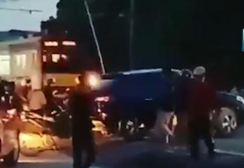 Nyaris Hancur, Mobil Mini Â SUV Mogok di Tengah Perlintasan KRL Kalibata