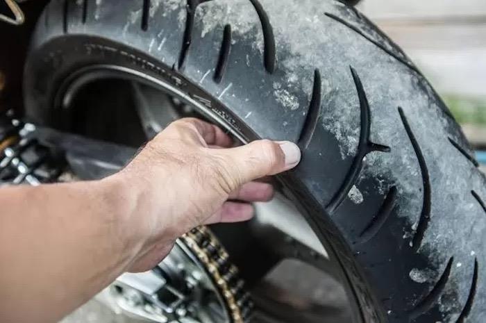 Ban Motor Terselip Kerikil, Jangan Didiamkan