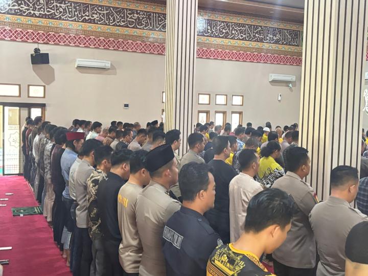 Kapolda Lampung Sampaikan Bela Sungkawa, Personel Polda dan Masyarakat Gelar Sholat Gaib