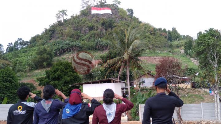 Kibarkan Bendera Merah Putih Raksasa, Mahasiswa Pencinta Alam (Mapala) Gelar di Tebing Alam Bakung