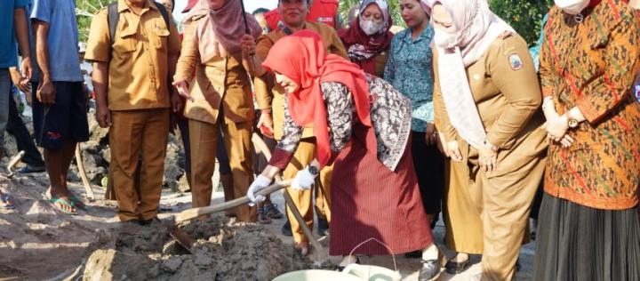 Ketua TP PKK Hj.Winarni Lakukan Peletakan Batu Pertama Program Stimulan BSPSÂ 