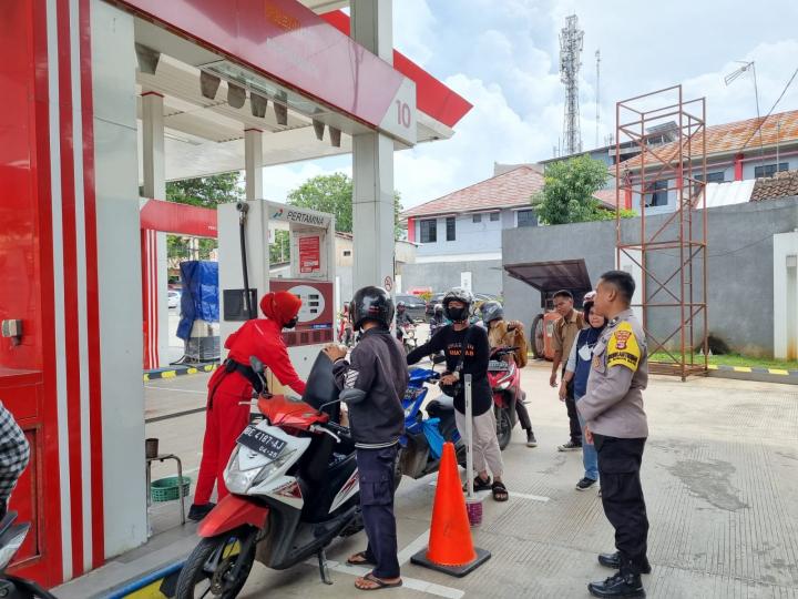 Kapolsek TbU Lakukan Pemantauan SPBU dan Bagikan Sembako Pasca Kenaikan BBM