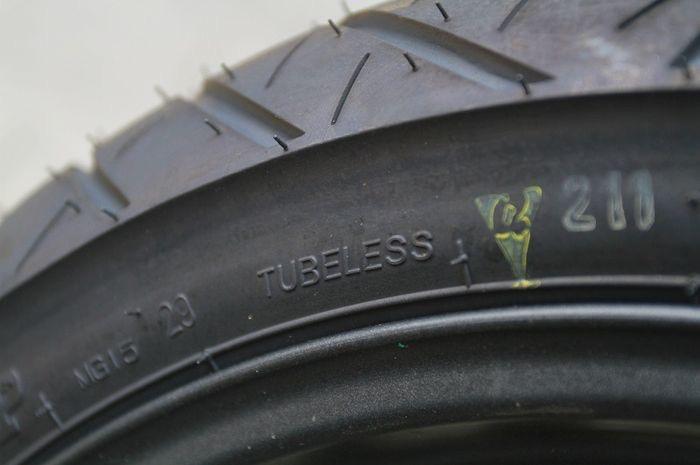 Jangan Asal Tusuk, Tambal Ban Tubeless di Motor Bisa Lebih Aman Pakai Cara Ini