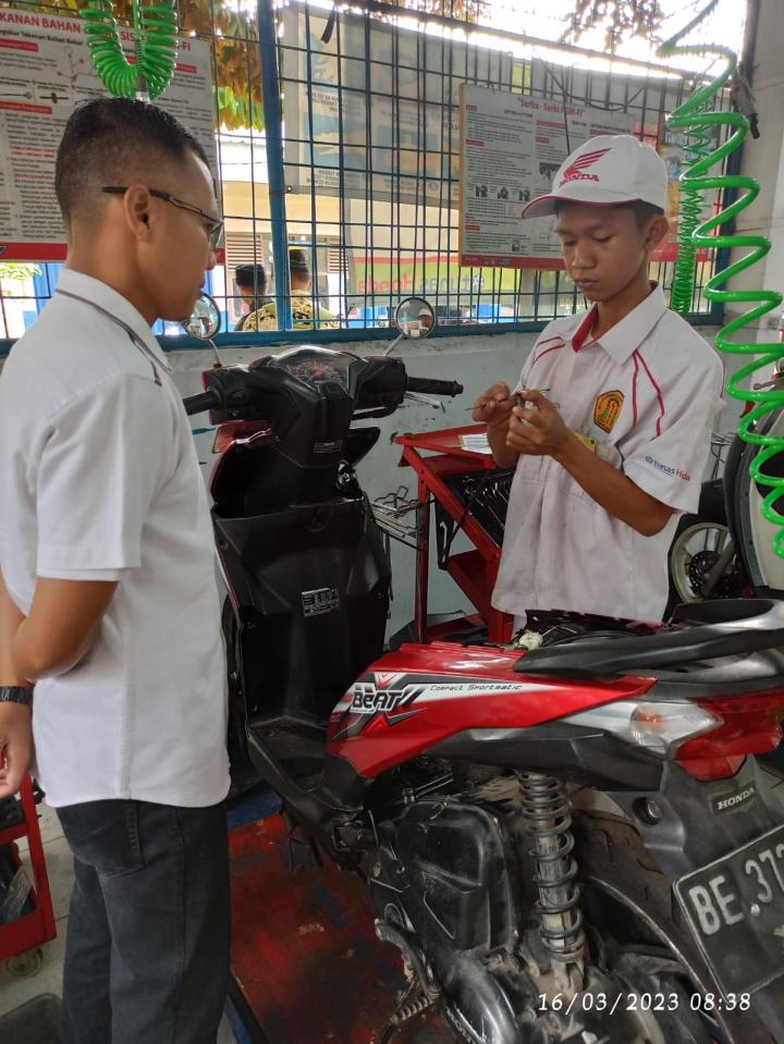 Jadi Asessor, TDM Uji Kompetensi Siswa SMKN 2 Bandar LampungÂ 