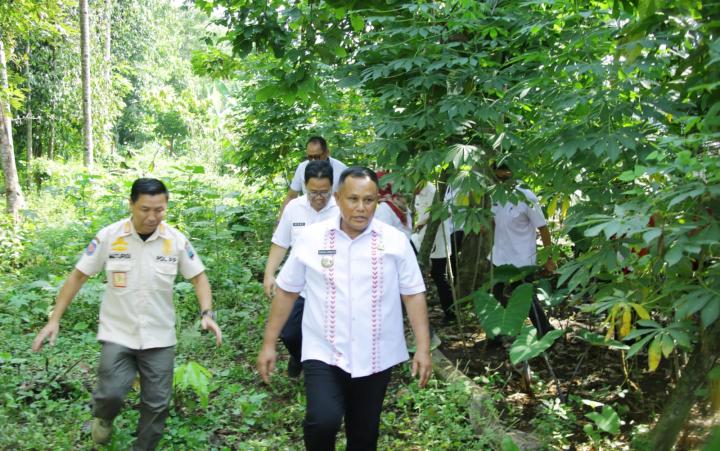 Bupati Lampung Selatan Berikan Bantuan Slamet Purnomo Korban Kebakaran 
