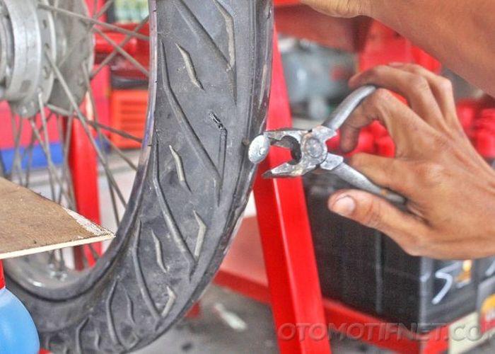 WAJIB TAHU! Menambal dengan Cara Ditusuk Lapisan Kawat Ban Tubeless Malah Rusak