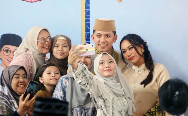 Tanpa Sekat di Hari Raya, Egi-Zita Salami Warga Satu per Satu di Lamban Rakyat   