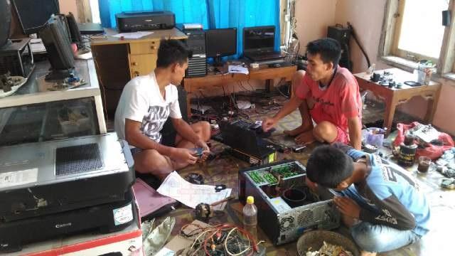 Tegangan Listrik Naik Turun, Puluhan Alat Eletronik Warga Kelurahan Negri Olok Gading Rusak