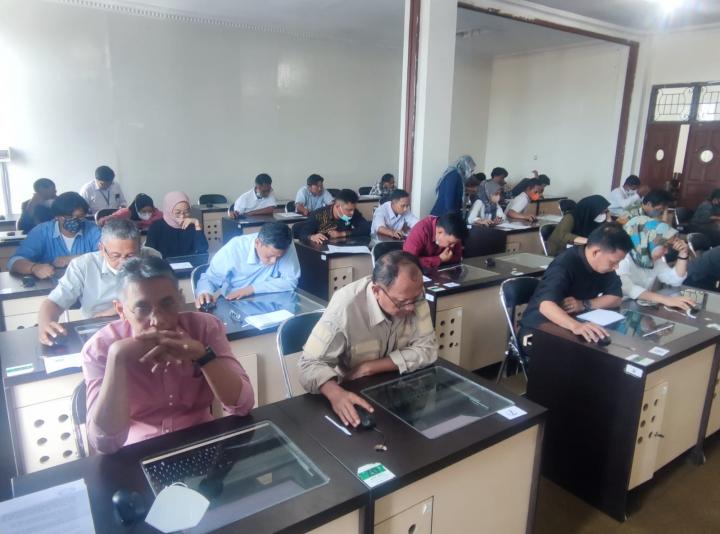 Calon Anggota Panitia Pemilihan Kecamatan Jalani Tes CAT
