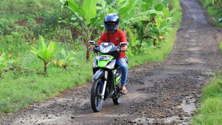 Tips Berkendara diJalan Berbatu dan Berkerikil 