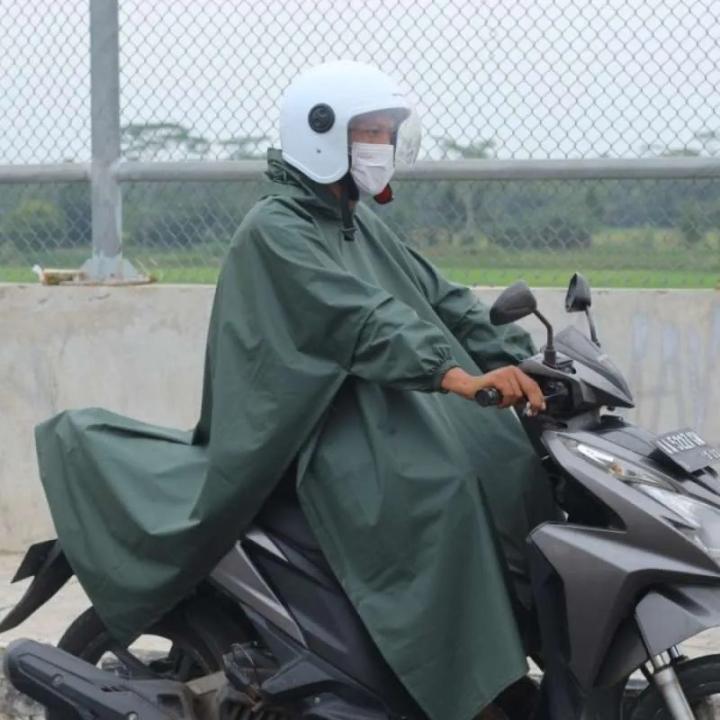 Potensi Bahaya Pakai Jas Hujan Model Ponco Saat Naik Motor 