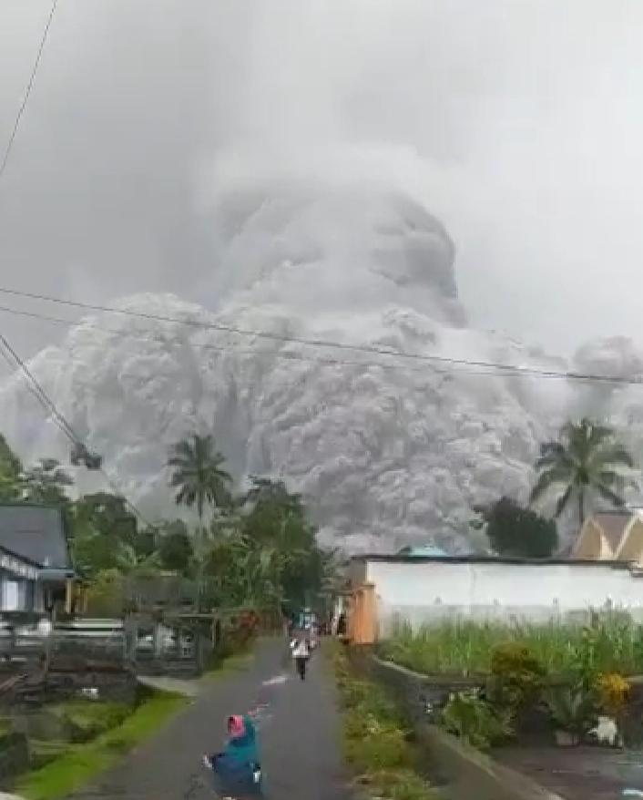 Gunung Semeru, Gunung Tertinggi di Pulau Jawa Meletus